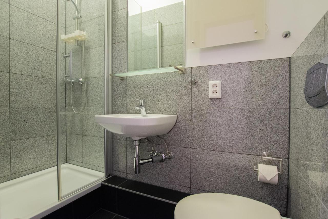 Raj Living - 1 Or 3 Room Apartments - 20 Min Messe Dus And Old Town Dus Дюссельдорф Екстер'єр фото